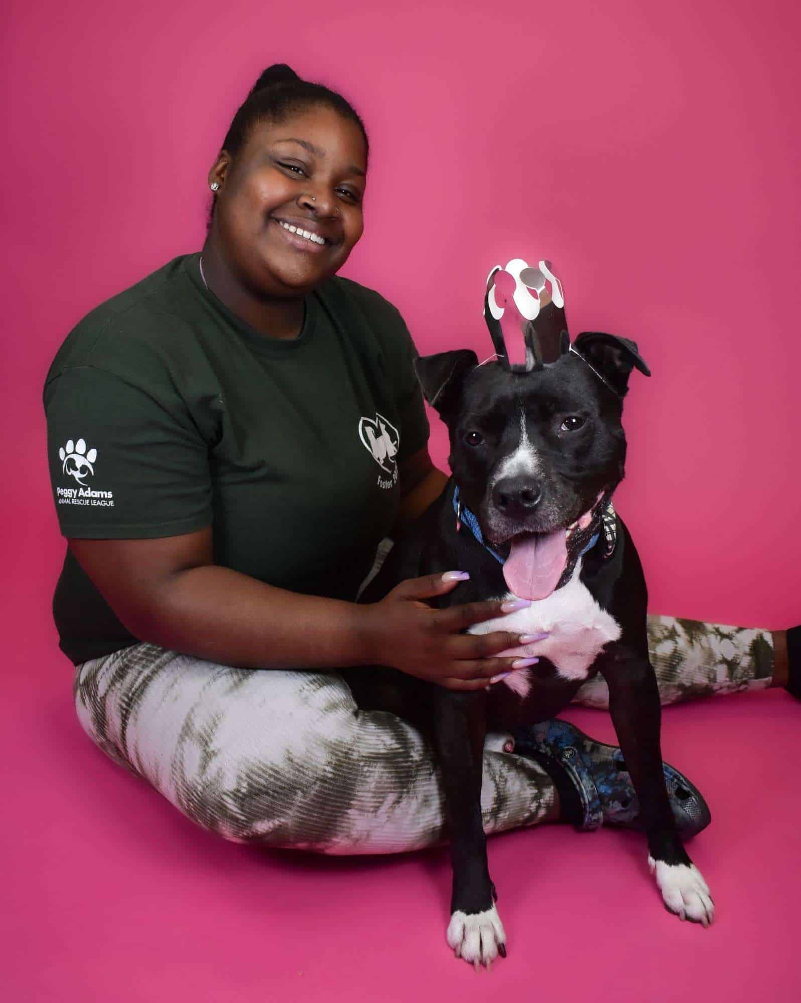 Perro y mujer en Peggy Adams Animal Rescue, sonriendo y felices.