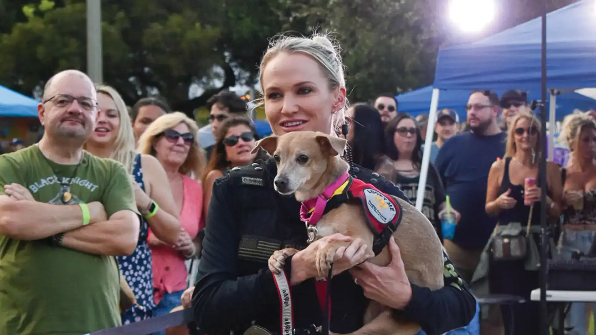 Florida Weekly – Beneficio "Bark Back" para ayudar a Peggy Adams