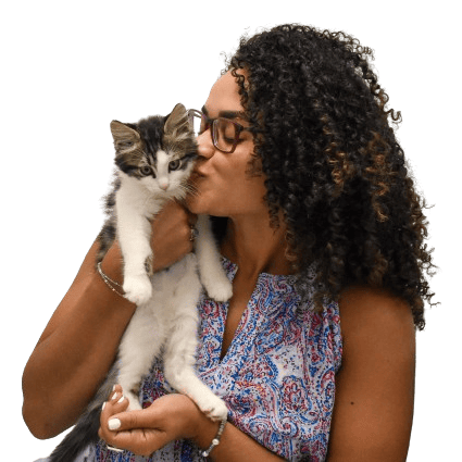 Mujer adorable sosteniendo y besando un gatito, promoviendo la adopción y el cuidado de mascotas.
