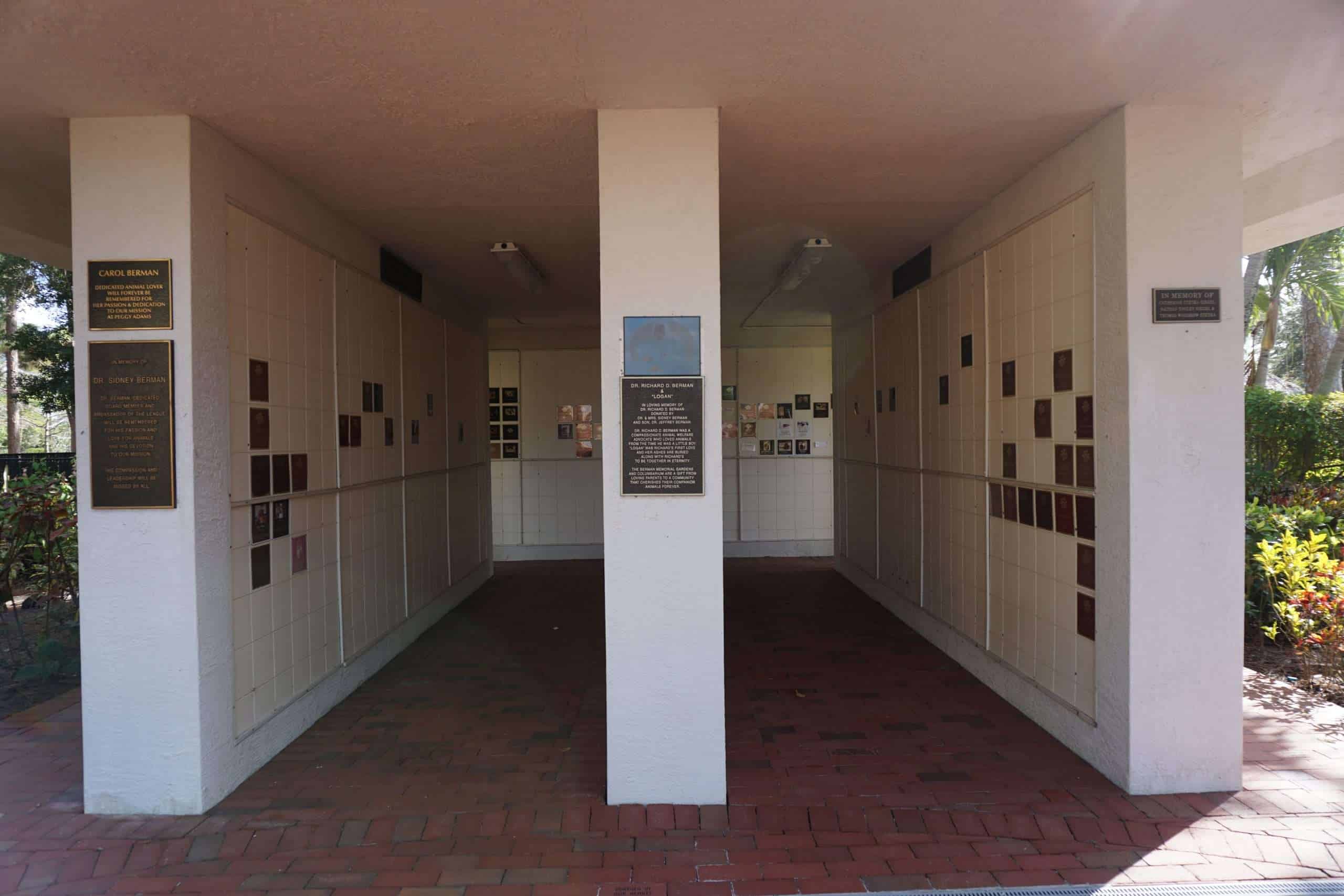 Muro conmemorativo en honor a las mascotas en la Peggy Adams Animal Rescue League.