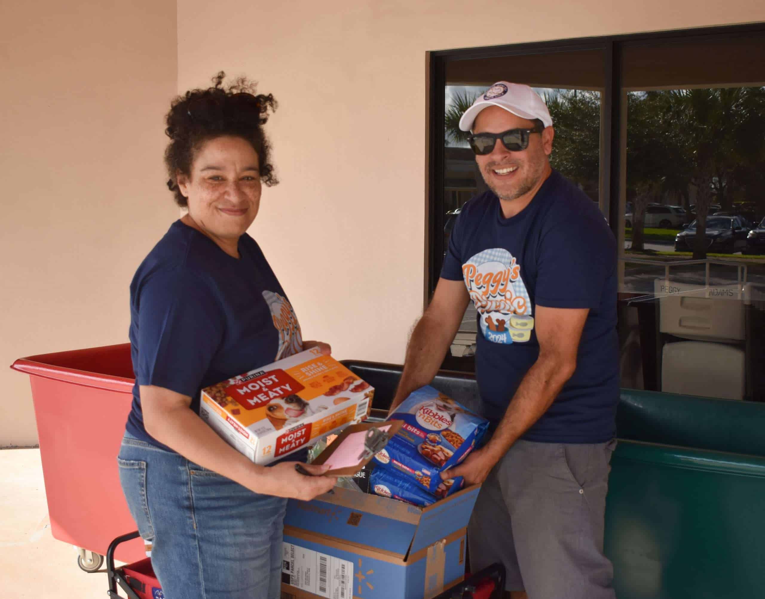 Voluntarios recolectando donaciones de comida para mascotas para Peggy Adams Animal Rescue.