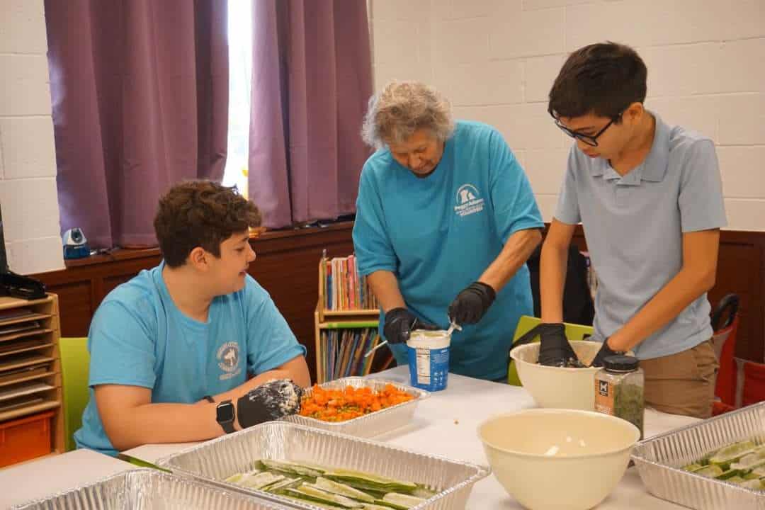 Voluntarios preparando vegetales en el refugio de animales Peggy Adams.