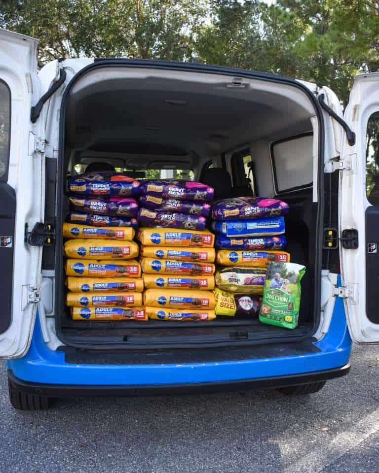 Donación de comida para mascotas para animales necesitados en la Fundación de Rescate de Animales Peggy Adams.