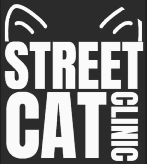 Logotipo de Clínica de Gatos Callejeros con ilustración de orejas de gato en blanco y negro.